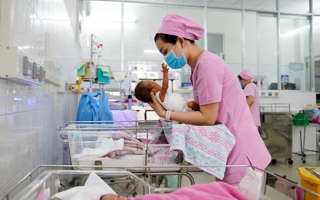 MỨC SINH XUỐNG THẤP, DÂN SỐ VIỆT NAM SẼ SIÊU GIÀ VÀO 2049
