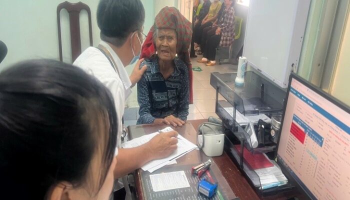 TRUNG TÂM Y TẾ KHU VỰC ĐỒNG XOÀI TRIỂN KHAI  CHIẾN DỊCH TRUYỀN THÔNG LỒNG GHÉP CUNG CẤP  DỊCH VỤ KHÁM SỨC KHỎE CHO NGƯỜI CAO TUỔI NĂM 2025