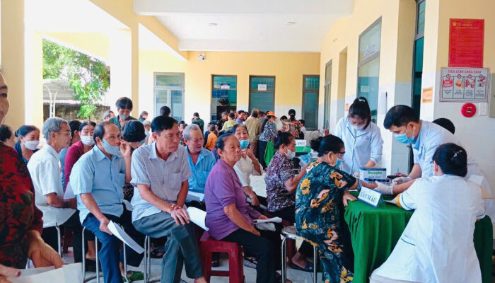 Trung tâm Y tế khu vực Chơn Thành tổ chức khám sức khỏe cho người cao tuổi nhằm “đánh chặn” bệnh tật từ xa.